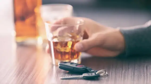 Praca pod wpływem alkoholu: kary i odpowiedzialność w kodeksie wykroczeń