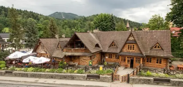 Karłów: Gdzie zjeść po szlaku? Najlepsze restauracje i karczmy