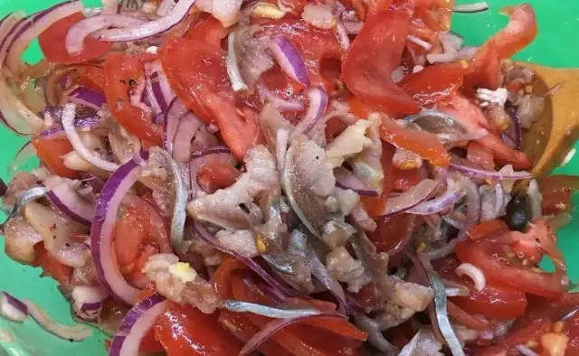 Jak złagodzić smak cebuli w sałatce i poprawić jej smak