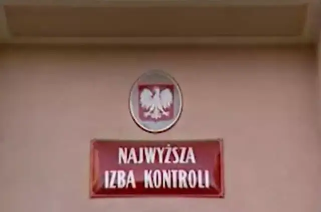 Tablica z napisem "Najwyższa Izba Kontroli" i godłem Polski.