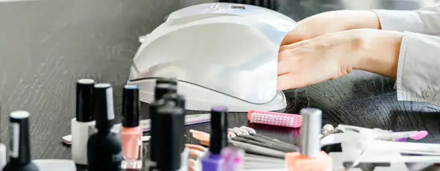 Jak długo utwardzać hybrydę w lampie LED 48W? Sprawdzone czasy