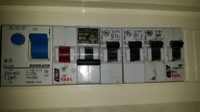 Jak włączyć bezpiecznik automatyczny i uniknąć problemów z prądem