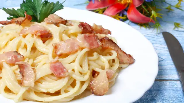 Sekret carbonary: Jaki ser zamiast parmezanu? Pecorino i inne