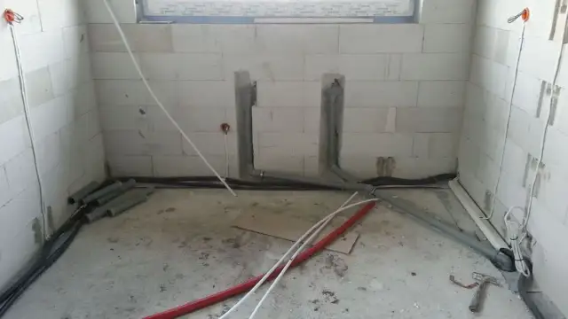 Tynki czy hydraulika – dlaczego kolejność ma kluczowe znaczenie w budowie