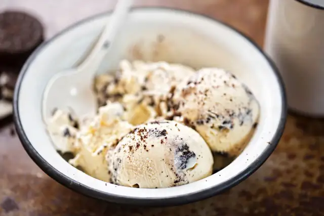 Pyszne lody proteinowe z kawałkami ciastek. Idealne, gdy zastanawiasz się, jak zrobić lody proteinowe.