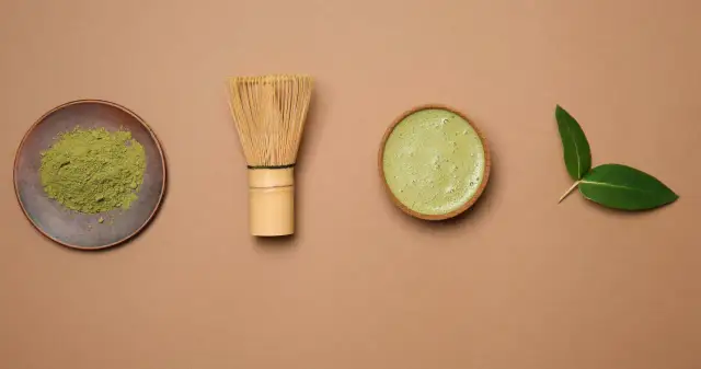 Proszek matcha, bambusowa miotełka chasen, gotowy napój i liście. Czy matcha pobudza? Zobacz sam!