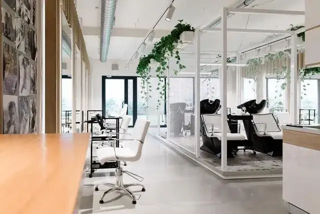 Ile się płaci za wynajem stanowiska fryzjerskiego? Sprawdź ceny!