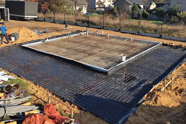 Płyta pod dom: Korzyści i proces wykonania fundamentu płytowego