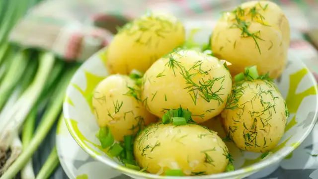 Ile kalorii mają ziemniaki z sosem? Sprawdź, co możesz zjeść bez wyrzutów!