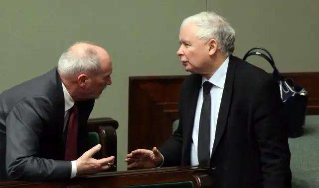 Co Macierewicz ma na Kaczyńskiego? Sekrety ich politycznej współpracy