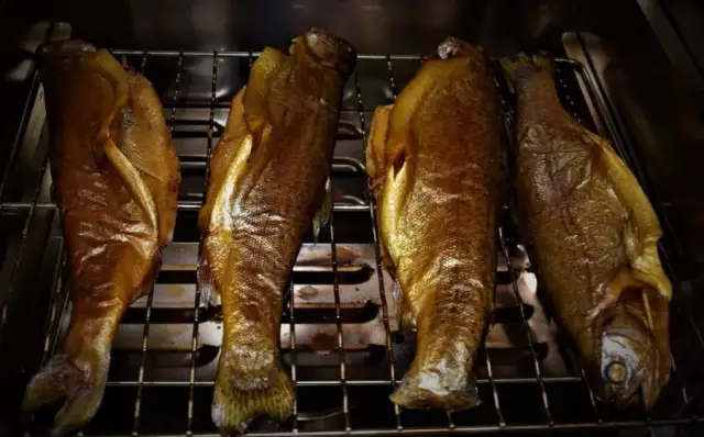 Pstrąg wędzony w domu: sekrety idealnego smaku krok po kroku