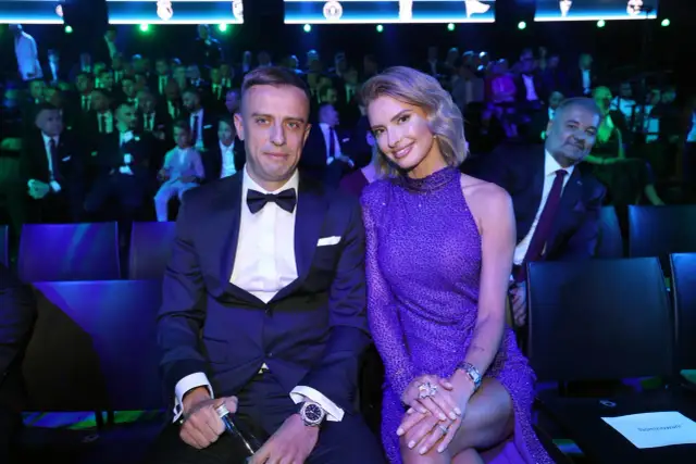 Kamil Grosicki z żoną na gali. Elegancka para w pierwszym rzędzie, otoczona przez gości.