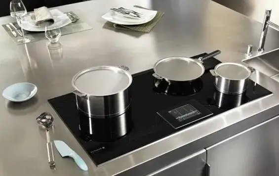Czy do płyty indukcyjnej trzeba specjalne garnki? Oto prawda o naczyniach