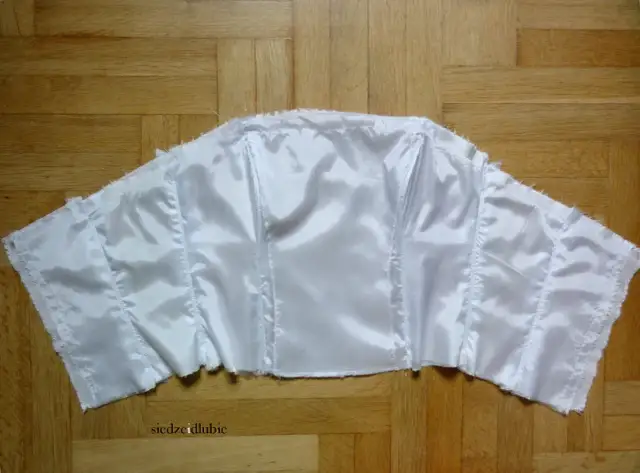 Miękki gorset? Jak usztywnić suknię wieczorową krok po kroku.