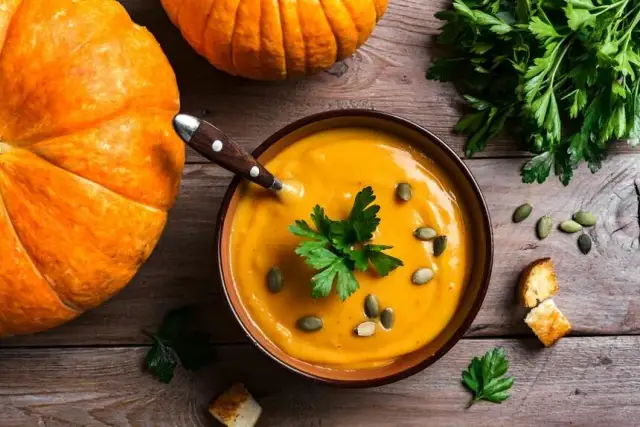 Jak ugotować zupę z dyni: prosty przepis na rozgrzewającą jesienną zupę