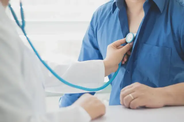 Badania krwi NFZ: Co refunduje lekarz rodzinny, a co specjalista?