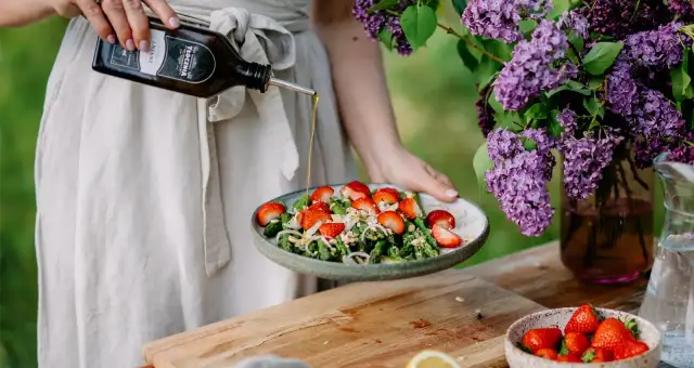Jaki olej do sałatek jest najzdrowszy? Poznaj ranking i sekrety!