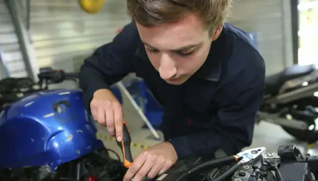 Jakie narzędzia do warsztatu motocyklowego? Kluczowe wyposażenie i porady