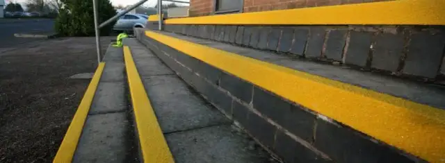 Skuteczne sposoby na śliskie schody zewnętrzne - uniknij wypadków