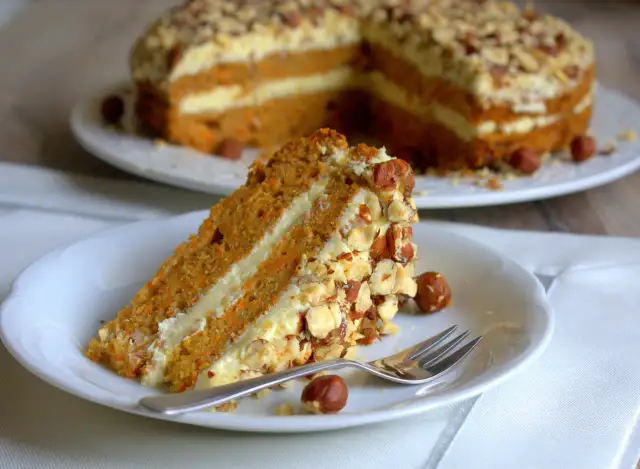 Pyszne ciasto marchewkowe z kremem – sprawdzony przepis Joli, który zachwyca