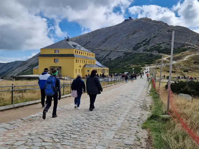 Nocleg w schronisku: ile kosztuje i jak zaoszczędzić?