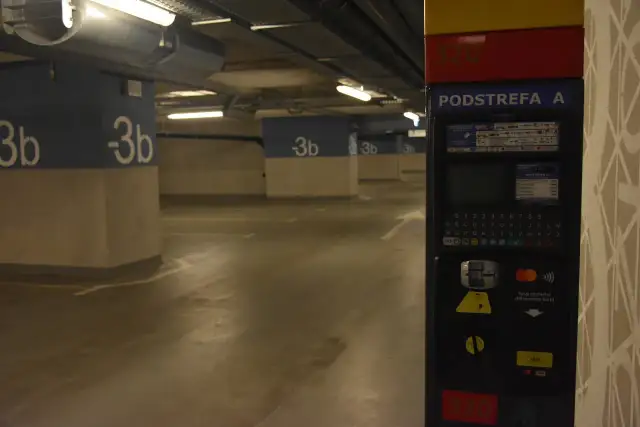 Parking Łódź Fabryczna: Cennik, godziny i alternatywy sprawdź!