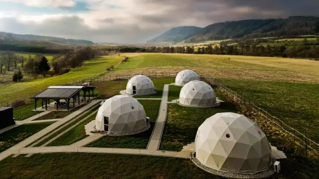 Góry Stołowe: nowoczesne kopuły oferują unikalne noclegi w otoczeniu natury.