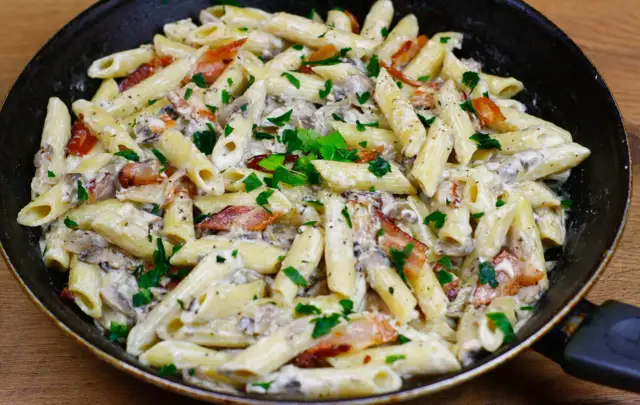 Penne w sosie pieczarkowym – szybki przepis na pyszne danie