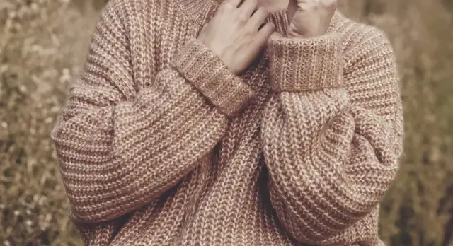 Jak rozciągnąć za mały sweter i uratować ulubioną odzież