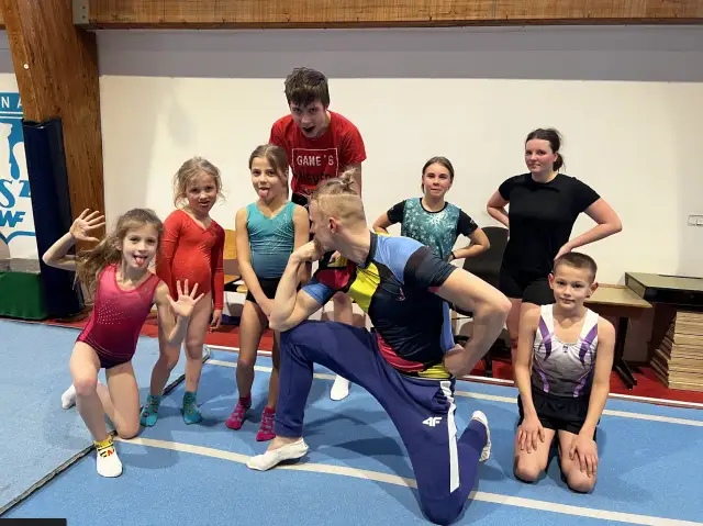 Jak ćwiczyć z dzieckiem w domu, aby rozwijać radość z aktywności