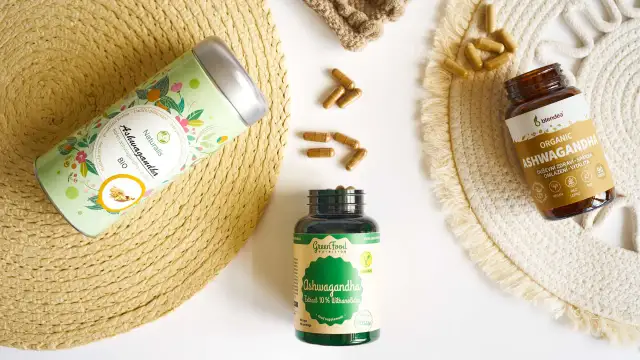 Czy ashwagandha usypia? Na zdjęciu suplementy z ashwagandhą, które mogą wspierać sen i relaks.