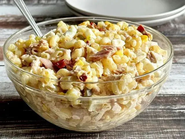 Jak zrobić sałatkę makaronową - prosty przepis na smaczne danie