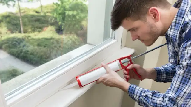 Uszczelnij szczelinę okno-parapet: Poradnik krok po kroku!