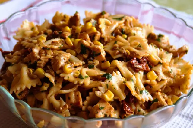 Sałatka z makaronem i kurczakiem: Prosty przepis na każdą okazję