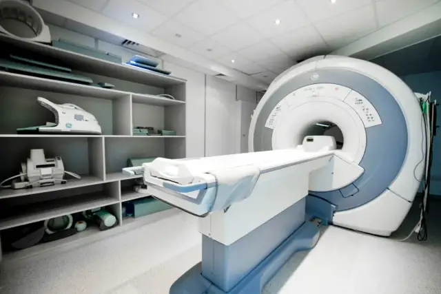 Rezonans magnetyczny z hybrydami: Bezpieczeństwo i zalecenia