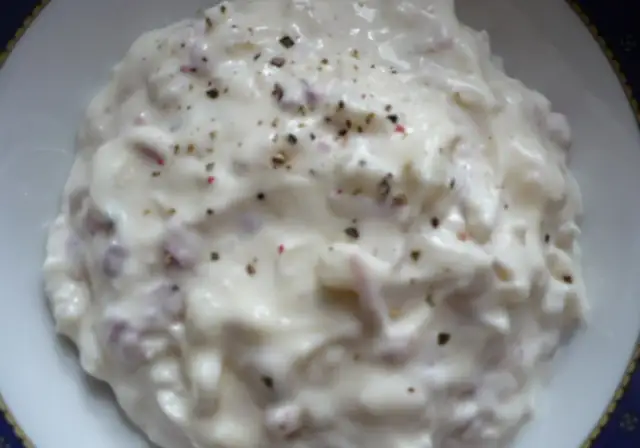 Sos śmietanowy do pizzy: Szybki przepis i ciekawe wariacje