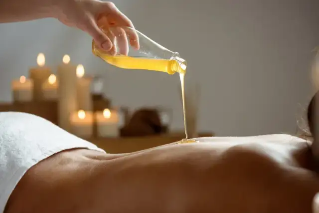 Domowy masaż relaksacyjny: Opanuj techniki, uniknij błędów!