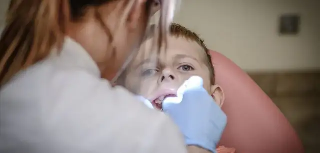 Jak przekonać dziecko do dentysty? 7 strategii Kajetana Kaczmarka