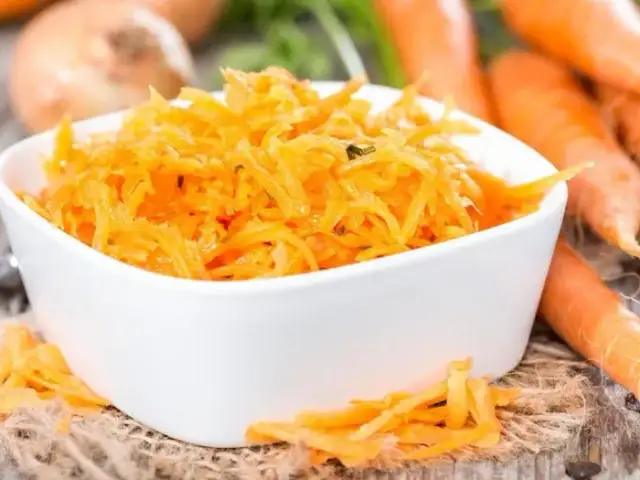 Czym doprawić surówkę z marchewki? 10+ pomysłów na smak!