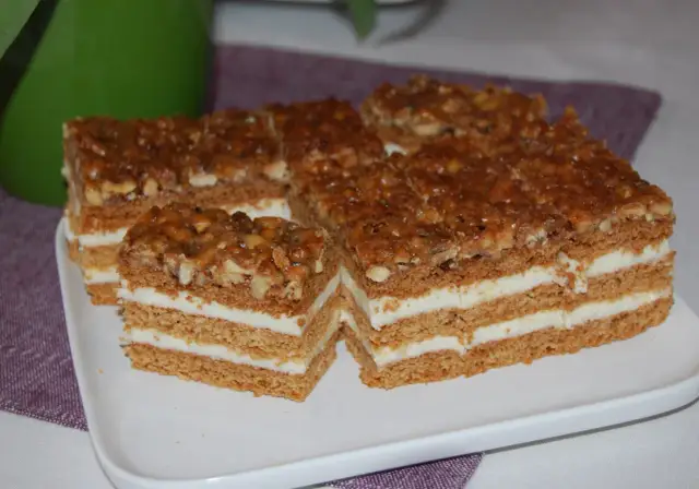 Orzechowiec ciasto - prosty przepis na pyszne, warstwowe ciasto