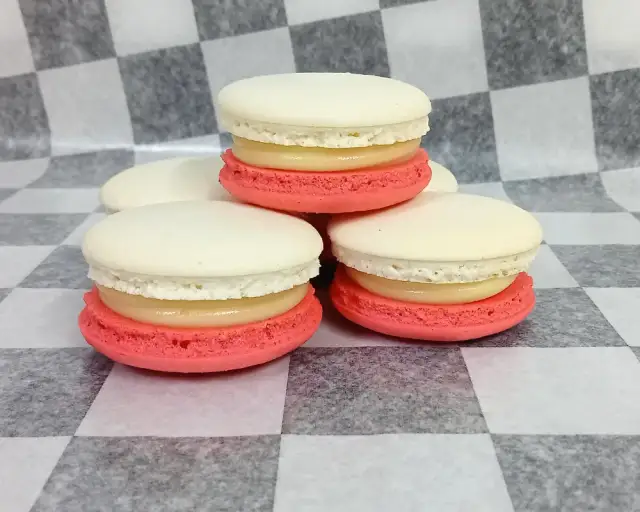 Gdzie kupić ciastka makaroniki? Sprawdź najlepsze miejsca i oferty