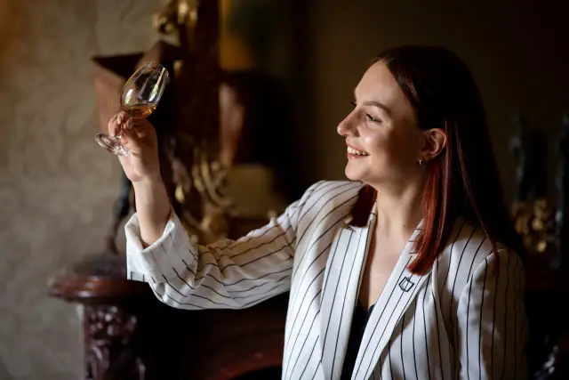 Z czym najlepiej smakuje whisky? Odkryj idealne połączenia i napoje