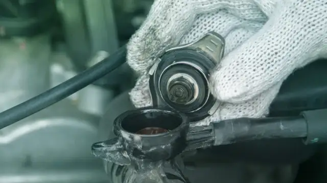 Niedrożna chłodnica objawy: jak rozpoznać problemy z chłodzeniem silnika