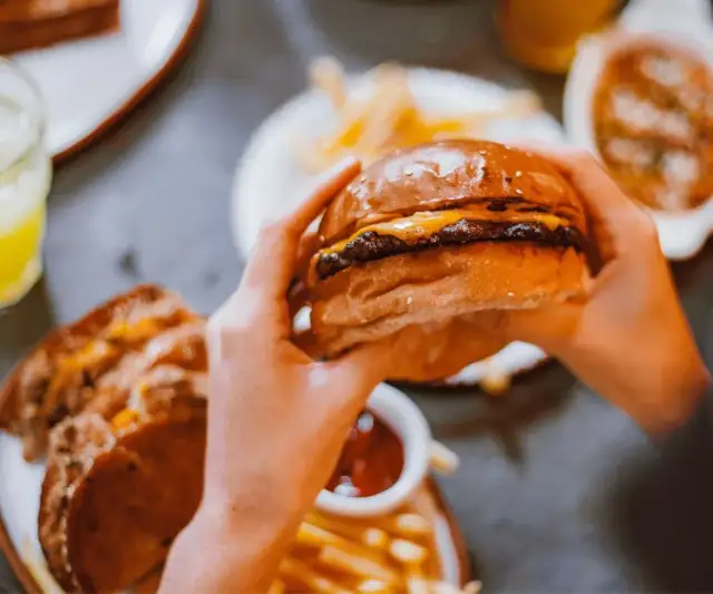 Jaki ser żółty do burgera? Sekrety mistrzowskiego cheeseburgera!