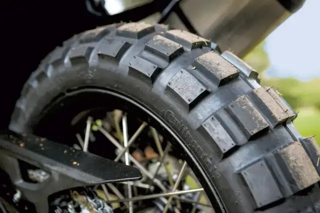 Szerokość opony enduro: 120 czy 140 mm? Ekspert radzi!