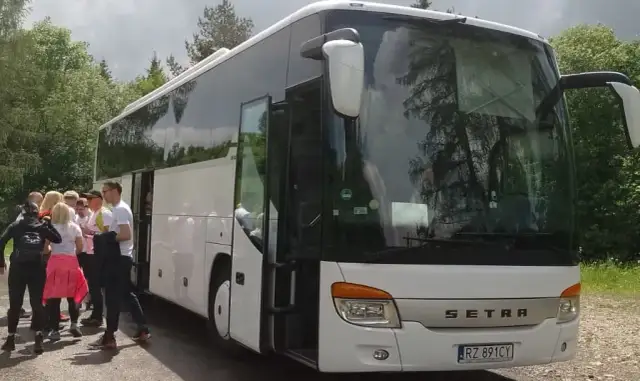 Jak przetrwać długą podróż autokarem bez stresu? Poradnik!