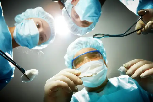 Chirurg: 13 lat drogi do zawodu w Polsce. Czy jesteś gotów?