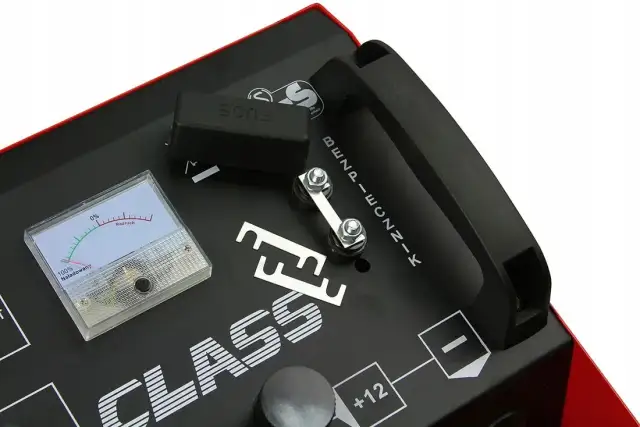 Jaki prostownik z rozruchem do ciągnika? Poradnik dla rolnika