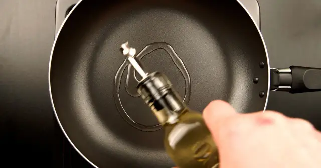 Smażenie na oliwie z oliwek - czy to naprawdę zdrowe dla Ciebie?