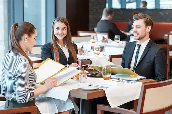 Jak się ubrać na uroczysty obiad, aby zachwycić i nie popełnić błędu